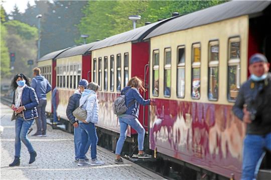 Auch der Brockenbahn-Fahrplan findet sich im Harz-Kursbuch.  Foto: Bein