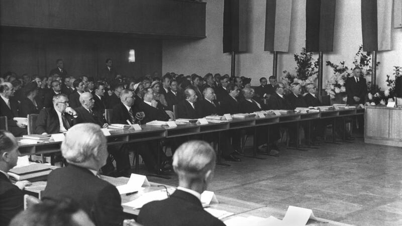 Start in der Turnhalle: Der Bundestag wird 75 Auch der Bundesrat wird 75 - er ist sogar einen Tick jünger als sein Zwilling.