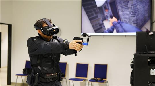Polizei testet virtuelle Einsätze - GdP fordert Ausbau Auch der Einsatz von Schusswaffen ist der Teil des virtuellen Einsatzes.