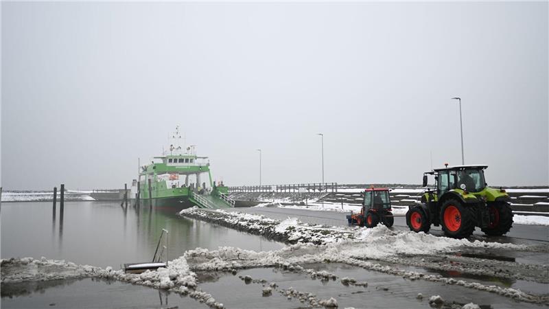 Auch der Fährverkehr zur Insel Spiekeroog soll am Freitag eingestellt werden.  