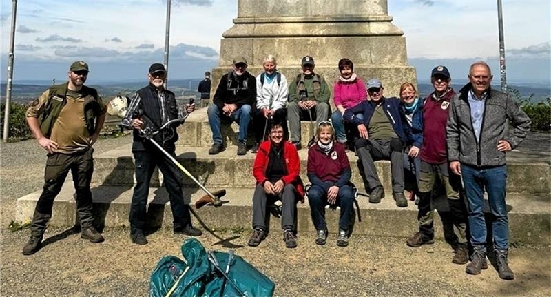 Bad Harzburger sammeln 20 Kubikmeter Müll Auch der Förderverein Hisorischer Burgberg beziehungsweise der Harzklub sind auf dem Burgberg unterwegs. Foto: Privat