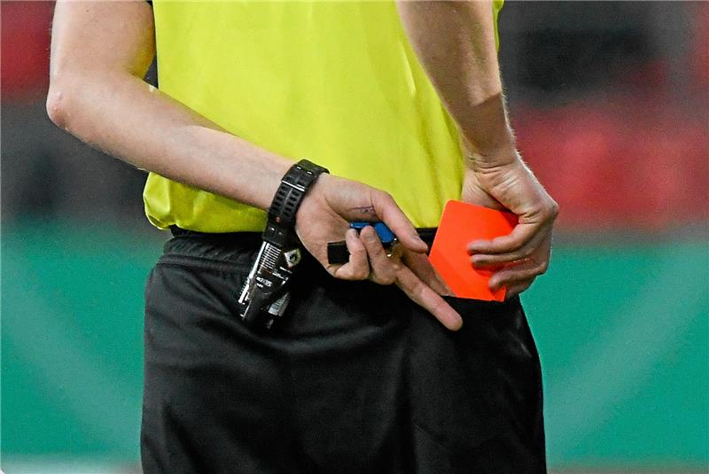Auch der Fußballkreis Nordharz hat mit zurückgehenden Schiedsrichterzahlen zu kämpfen. Foto: dpa