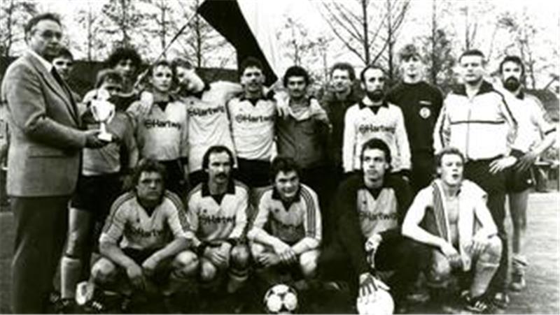 Ein Wälzer nicht nur für Tabellenfreaks Auch der Gewinn des Bezirkspokals in der Saison 1984/85 durch den VfR Langelsheim findet seinen Platz im Buch. Der VfR schlägt im Mai 1985 im Finale die Amateure von Eintracht Braunschweig vor rund 2000 Zuschauern im Harzstadion mit 1:0.