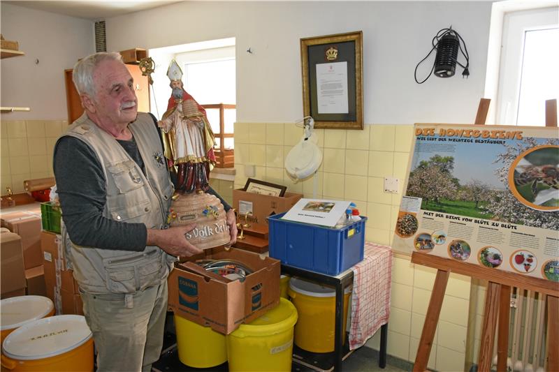 Auch der Heilige Ambrosius, Schutzpatron der Imker, bekommt nach dem Umzug aus Grauhof einen neuen Platz. Foto: Kempfer