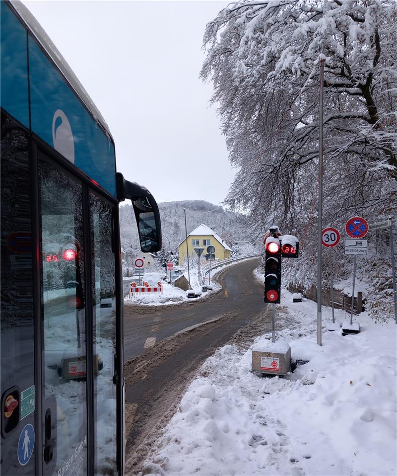 Baustelle in Wolfshagen: Sperrung und Umleitung dauern an Auch der Linienbus muss, wie allen anderen Verkehrsteilnehmer zur Durchfahrt an der Ampel eingangs der Heimbergstraße warten. Foto: Neddermeier