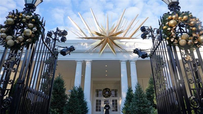 Jill Bidens Weihnachtsdeko: 165.075 Lichter im Weißen Haus Auch der Osteingang des Weißen Hauses ist bereits weihnachtlich geschmückt.