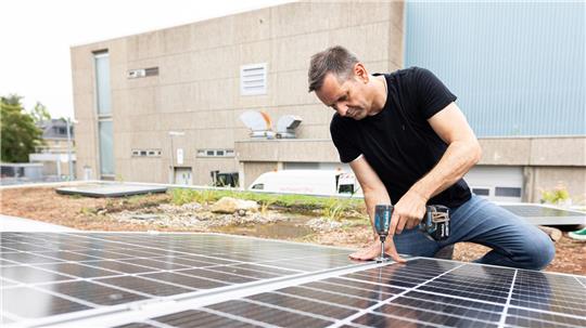 Auch der Regierungschef packt an: Olaf Lies montierte bei einem Arbeitseinsatz als Wirtschaftsminister ein Solarmodul auf einem Dach. (Archivbild)