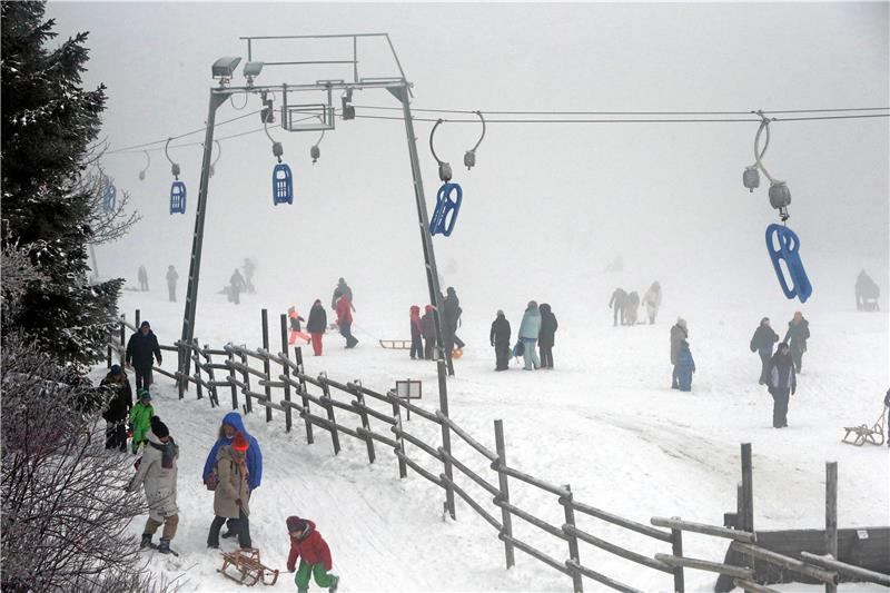 Endlich wieder Schnee: Ansturm auf den Harz Auch der Rodellift am Torfhaus war – trotz stärker werdenden Nebels – am Sonntag gut besucht.