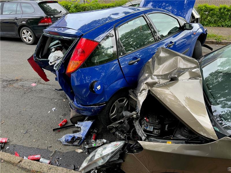 Auch der Skoda wurde bei dem Unfall stark beschädigt. Foto: Polizei