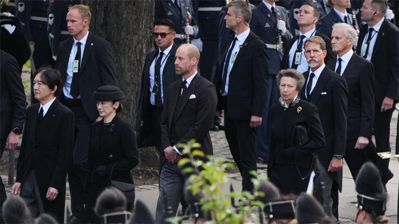 „Takk“: Tränenreicher Abschied von König Harald in Oslo Auch der britische Prinz William reiste gemeinsam mit seiner Tante Prinzessin Anne an.
