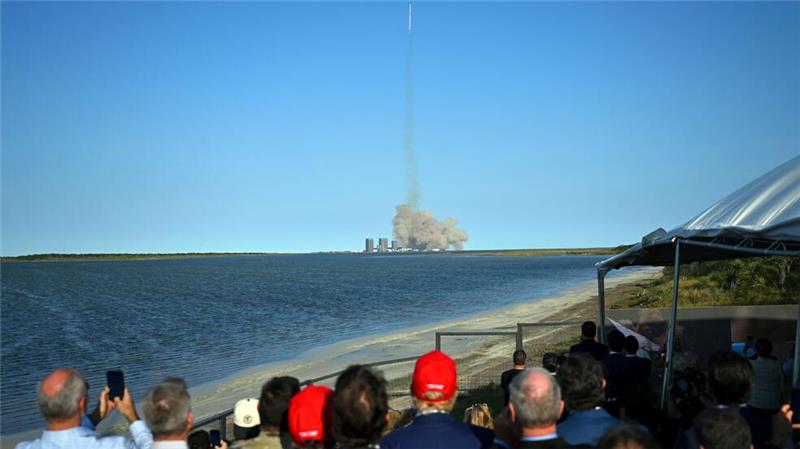 Auch der designierte US-Präsident Donald Trump beobachtet den Start des sechsten Testflugs der SpaceX Starship-Rakete in Brownsville, Texas.