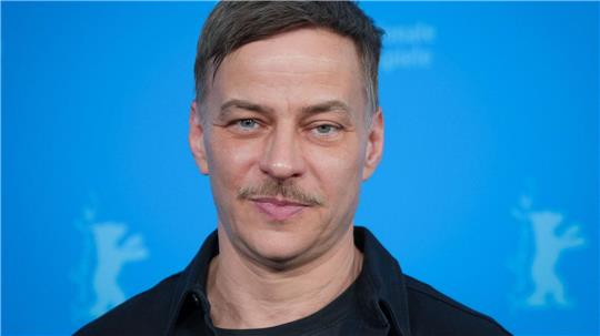 Auch der international bekannte Schauspieler Tom Wlaschiha („Game of Thrones“, „Stranger Things“) spielt in der neuen ARD-Serie mit. (Archivbild)