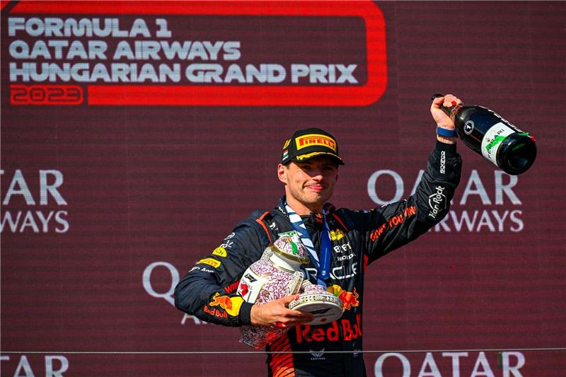 Auch der kaputte Pokal ändert nichts an seiner Siegesserie: Max Verstappen jubelt nach dem Großen preis von Ungarn.