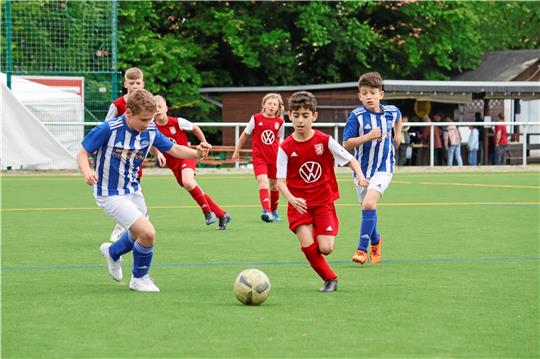 Auch der neue Kunstrasen am Trebnitzer Platz wird wie hier von den E-Junioren der JSG Schladen/Gielde (rot) und der JSG SCU SalzGitter, die das Turnier in dieser Altersklasse gewinnt, bespielt.  Fotos: Epping