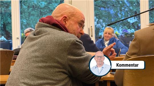 Klaus Marwede gestikuliert in der der Ratssitzung.