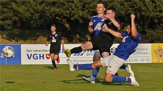 Auch der sitzt: Vienenburgs Justin Rimbach trifft zum 3:0, die Othfresener Norman Gottschlich (r.) und Daniel Glufke können nicht mehr entscheiden eingreifen.