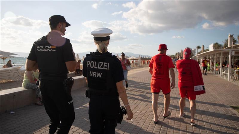 Polizei: Ballermann sicher - bei Beachtung von Grundregeln Auch deutsche Polizisten patrouillieren im Sommer an der Playa. (Archivfoto)
