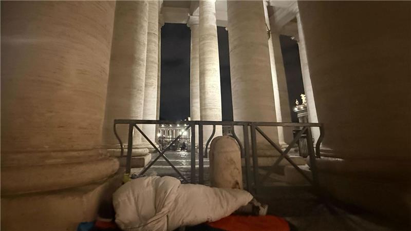 Wie ein deutscher Bettler in Rom zum Heiligen wurde Auch dicke Schlafsäcke reichen jetzt nicht wirklich aus.