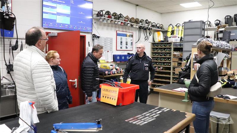 Goslar: Freiwillige Hochwasserhelfer beginnen ihre Qualifizierung Auch die Arbeit in der Atemschutzwerkstatt wird den Helfern erklärt.
