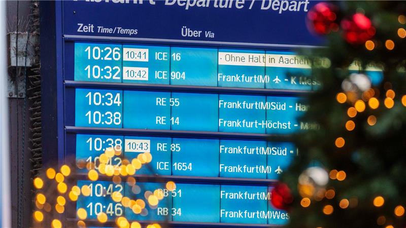 Auch die Bahn erwartet, dass sich der Andrang auf die Tage vor Heiligabend verteilt. (Symbolbild)