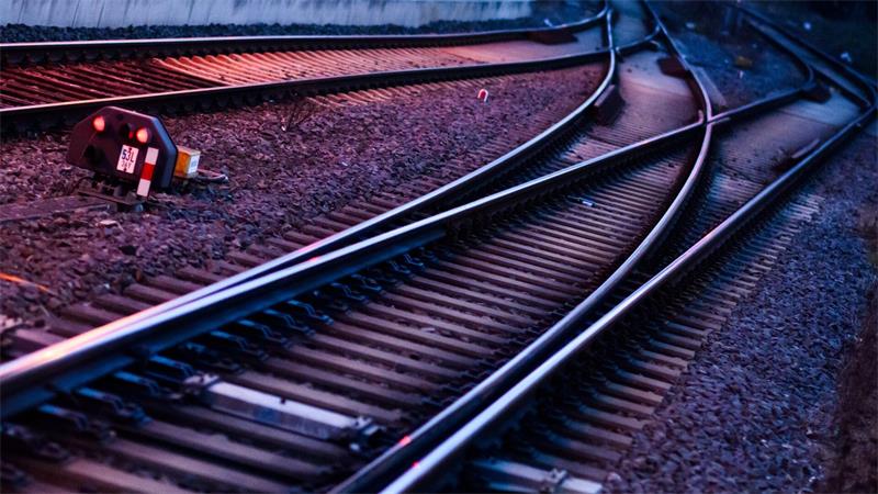 Bund lässt mehr Beschäftigte auf Sabotagerisiko prüfen Auch die Bahn kann Opfer von Sabotage werden. (Symbolbild)
