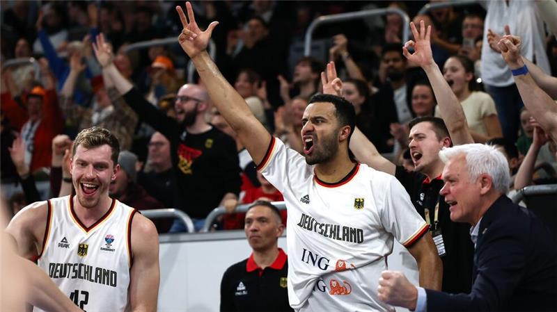 Weltmeister bei EM dabei: Basketballer atmen auf Auch die Bank bejubelt den klaren Sieg.