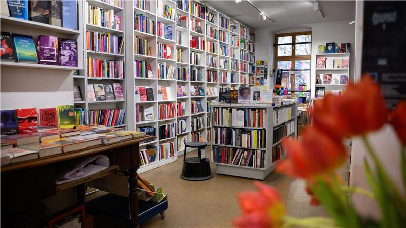 Auch die Buchhandlung „Zur schwankenden Weltkugel“ in Berlin wurde von der Preisliste gestrichen (Archivbild).