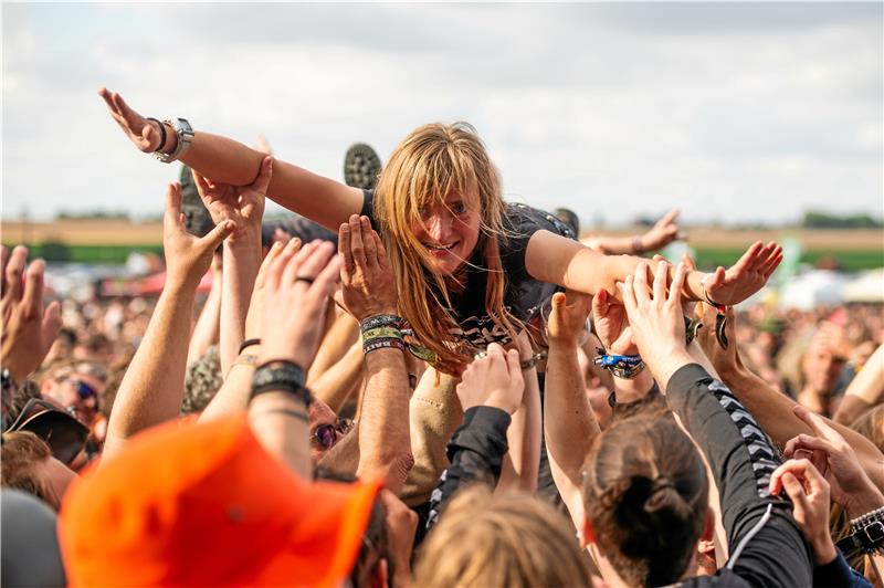 Auch die Crowdsurfing-Fans kamen beim Rockharz-Festival auf ihre Kosten. Foto: Schönfisch