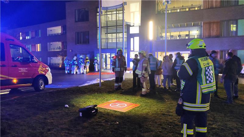 Feuerwehrmänner vor einem Haus