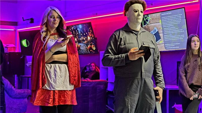 Grusel und Gemeinschaft: So hat Goslar Halloween gefeiert Auch die Eltern haben sich im B6 verkleidet.