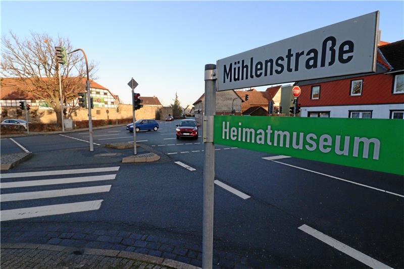 Auch die Europakreuzung selbst erhält zum Abschluss der Sanierung auf der L 515 einen neuen Fahrbahnbelag. Um die Verkehrsbeeinträchtigung infolge der notwendigen Sperrung auf ein Minimum zu reduzieren, erfolgen die Arbeiten an einem Wochenende.  Foto: Kühlewind