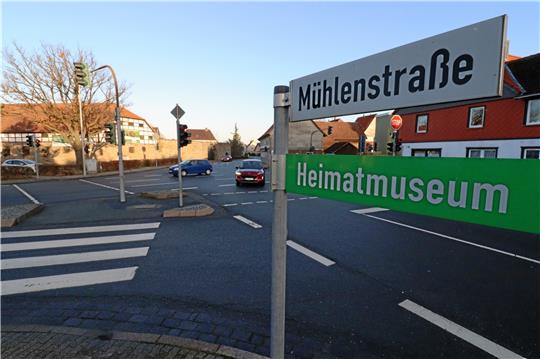 Auch die Europakreuzung selbst erhält zum Abschluss der Sanierung auf der L 515 einen neuen Fahrbahnbelag. Um die Verkehrsbeeinträchtigung infolge der notwendigen Sperrung auf ein Minimum zu reduzieren, erfolgen die Arbeiten an einem Wochenende.  Foto: Kühlewind