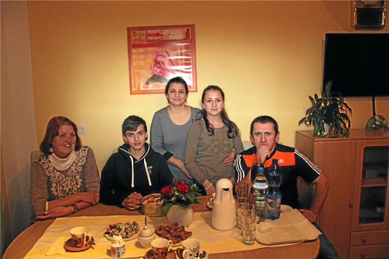 Auch die Familie Utsmaev aus Tschetschenien wird schon seit Jahren von Christa Hillebrandt (links) betreut.  Archivfoto: Nixdorf