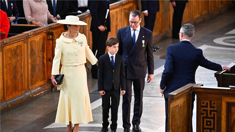 Schwedens Königspaar feiert die Liebe – nur Estelle fehlt Auch die Familie von Kronprinzessin Victoria (links) kam zum Gottesdienst. Nur Tochter Estelle fehlte - sie ist gerade auf einer Sprachreise.