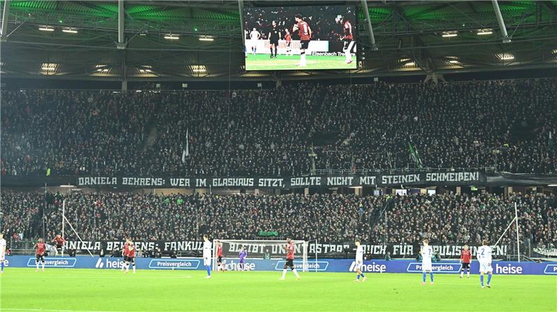 Auch die Fans von Hannover gaben ein Statement ab. Ihr Banner richtete sich an Niedersachsens Innenministerin Daniela Behrens (SPD).