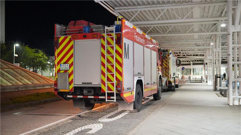 Wieder Drohnenalarm: Flughafen München stellt Betrieb ein Auch die Feuerwehr ist am Flughafen im Einsatz.