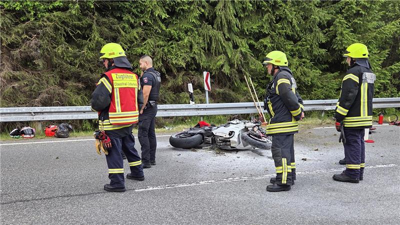Schwerer Unfall auf B241: Motorradfahrer prallt gegen Schutzplanke Auch die Feuerwehr war im Einsatz.