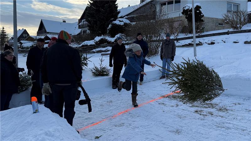 Eine Frau wirft eine Fichte.