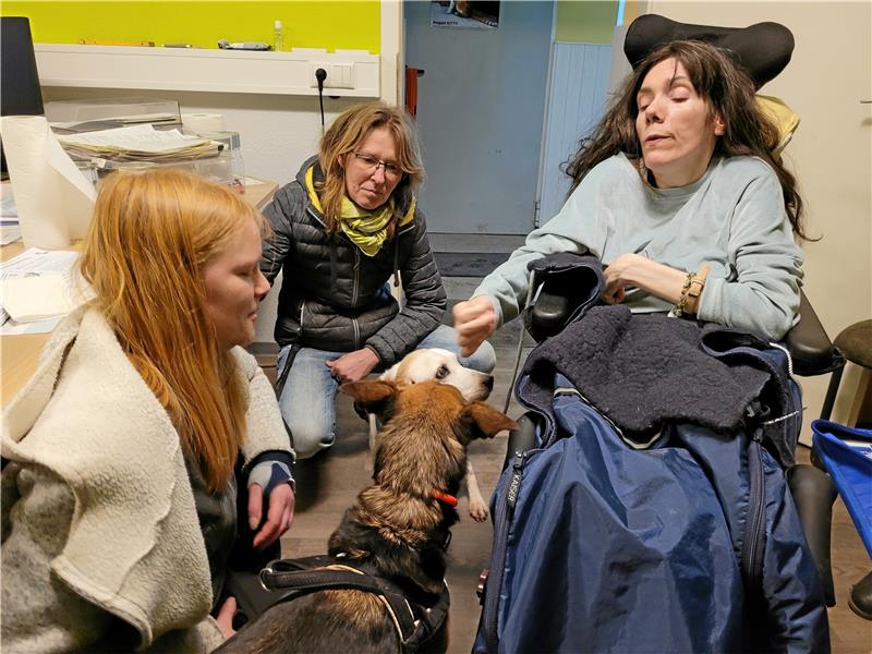 Letzter Wunsch einer schwer kranken Goslarerin wird erfüllt Auch die Hunde bekommen Streicheleinheiten von der tierlieben Andrea. Foto: Wünschewagen Niedersachsen