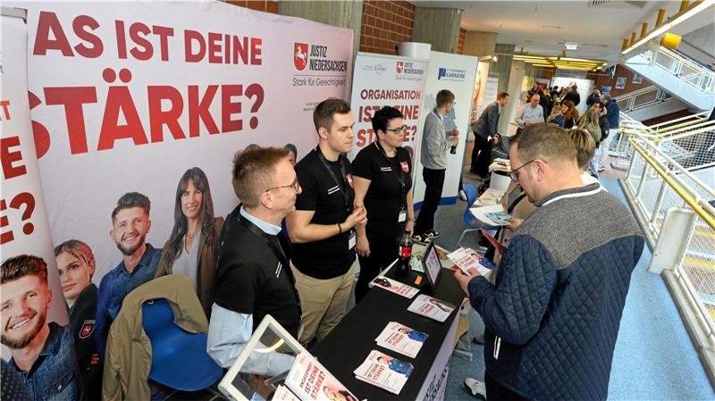 Berufs- und Studienmesse in Goslar: Auch die GZ war vor Ort Auch die Justiz Niedersachsen sucht Nachwuchs und ist bei „Tschüss Schule“ mit einem Stand vertreten. Foto: Neuendorf