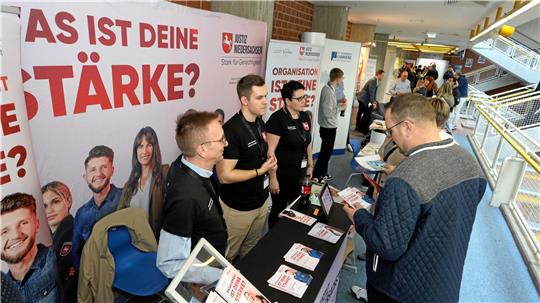 Auch die Justiz Niedersachsen sucht Nachwuchs und ist bei „Tschüss Schule“ mit einem Stand vertreten. Foto: Neuendorf