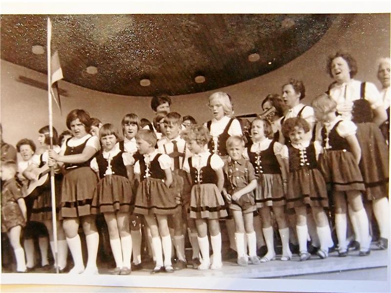„Die Harzwaldsänger“ feiern 75-Jähriges Auch die Kindergruppe präsentiert sich. Sie ensteht 1964. Derzeit gibt es keine junge Formation. Foto: Privat