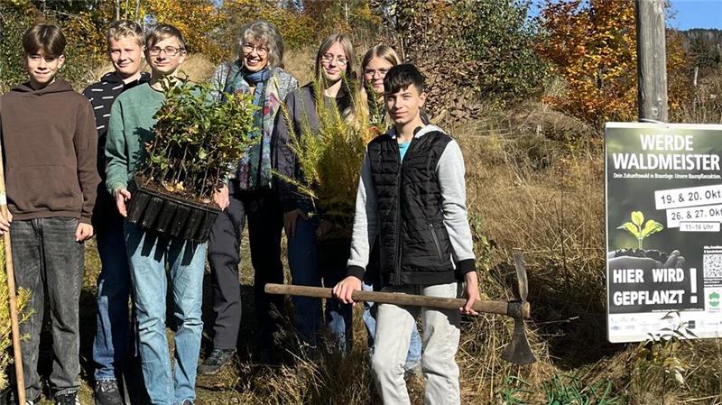 Helferinnen und Helfer bringen Setzlinge bei Braunlage in die Erde Auch die Konfirmandinnen und Konfirmanden beteiligen sich an der Pflanzaktion des Vereins Braunlager Bäume.