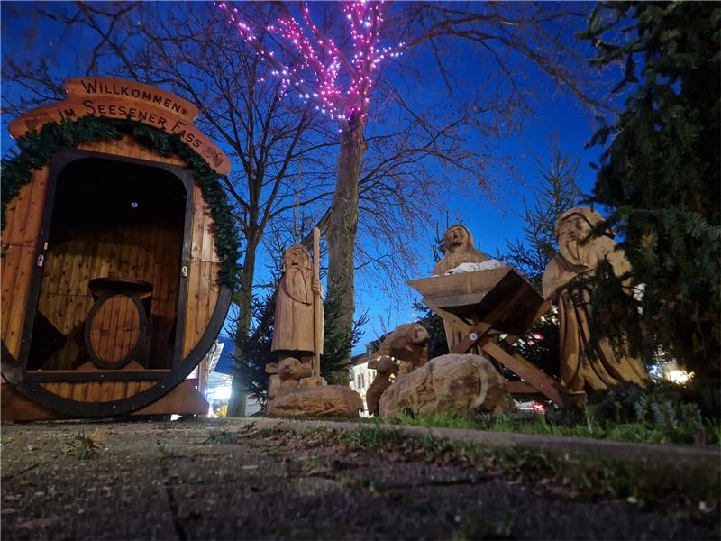 Weihnachtsmarkt in Seesen: Jetzt beginnt der „Lichterzauber“ Auch die Krippe, die direkt neben dem Weihnachtsmarkt aufgestellt ist, hat einen guten Blick auf die Lichtshow.