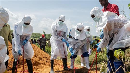 Auch die Leichen verstorbener Ebola-Patienten sind hochansteckend. (Archivbild)