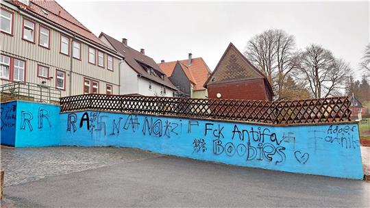 Auch die Mauer zum Zellerfelder Schulhof ist mit Parolen und verfassungsfeindlichen Symbolen beschmiert. Foto: Neuendorf