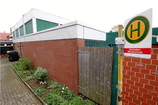 Auch die Schladener Sporthallen an der Werla-Schule sind derzeit gesperrt. Der Grund sind Defekte an den Gerätetoren. Beim Betätigen kann eine akute Gefährdung nicht ausgeschlossen werden, heißt es. Foto: Gereke