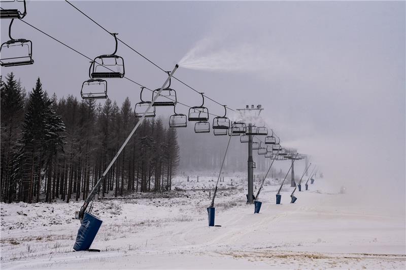 Ski, Rodeln und Langlauf im Harz: Hier liegt genügend Schnee Auch die Schneelanzen am Wurmberg sind im Betrieb. Foto: Swen Pförtner/DPA