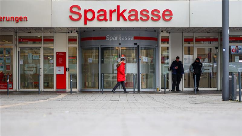 Auch die Sparkasse selbst sei Opfer, heißt es dort. (Archivbild) 