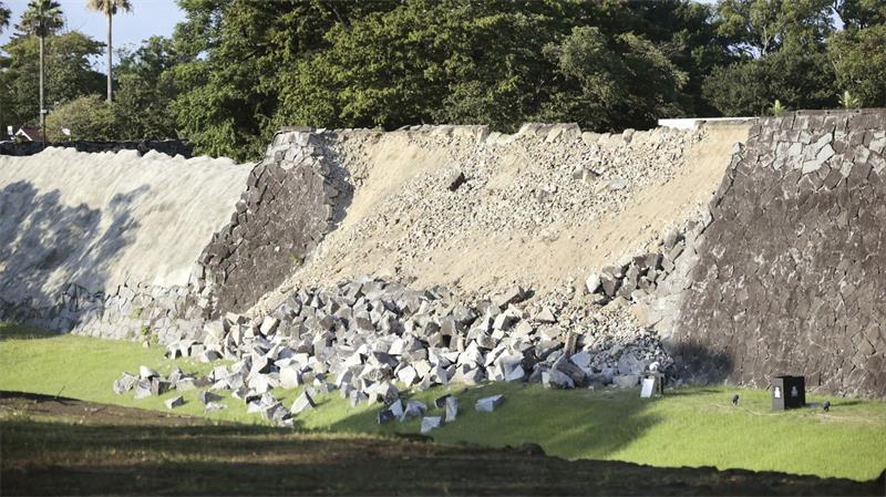 Mindestens 14 Tote: Zahl der Erdbebenopfer in Japan steigt Auch die Steinmauer der berühmten Burg von Kumamoto wurde beschädigt.